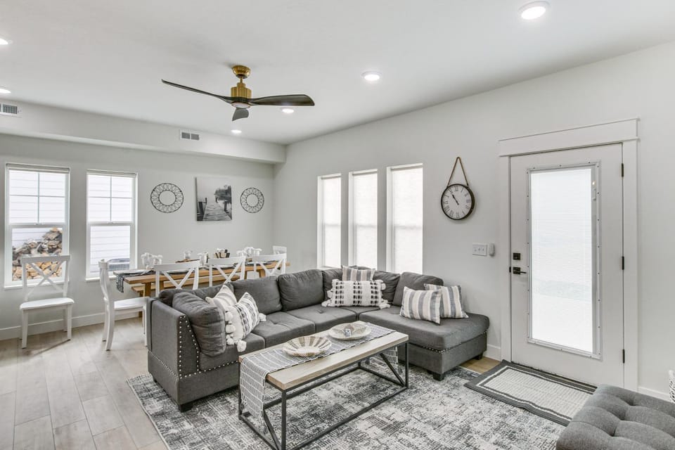 Modern & Spacious Garden City Home w/ Pool Access! House in Garden City