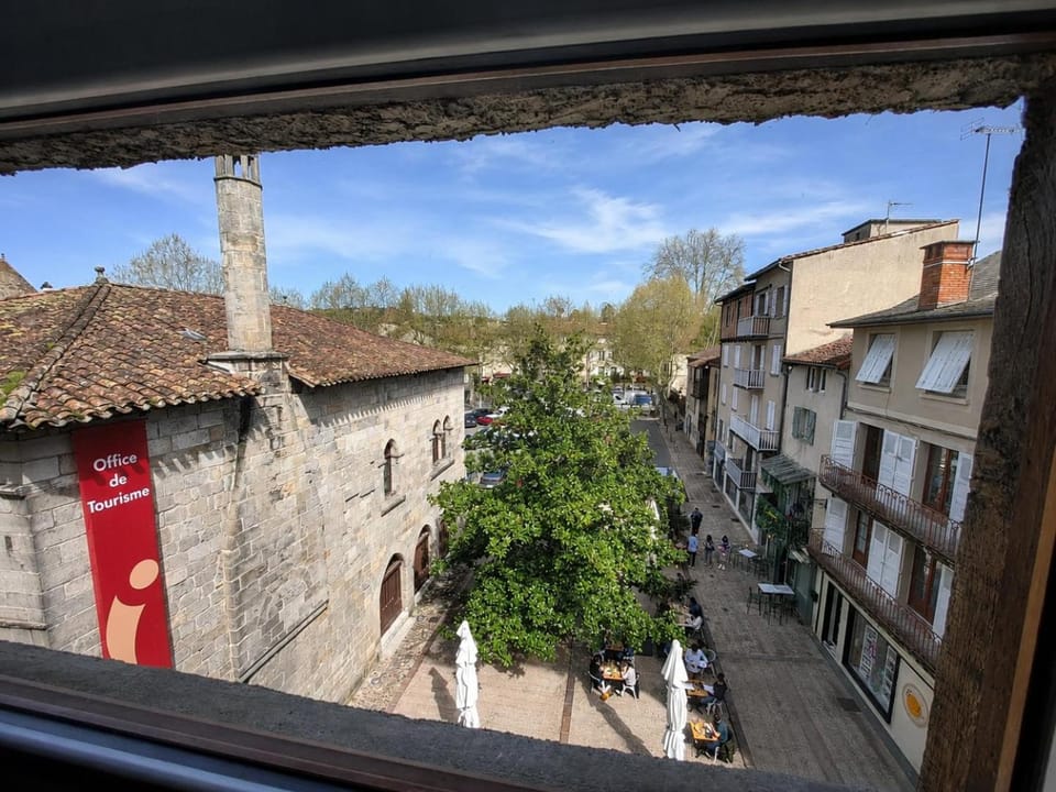 Appartement T3 vue place Vival - Coeur de Figeac médiéval - Parking Apartment in Figeac