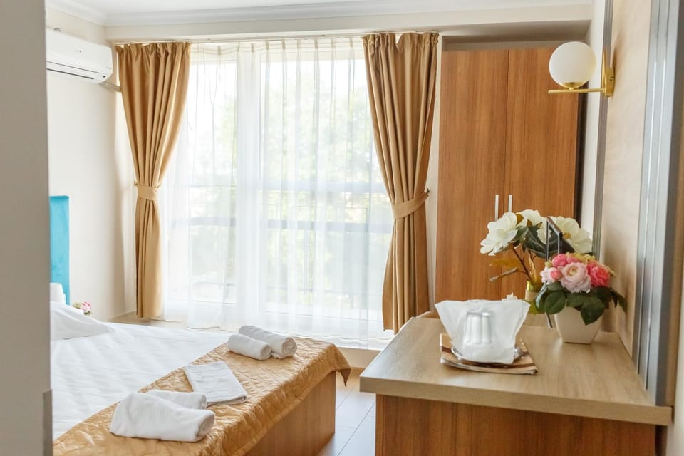 Bed, Balcony/Terrace, Photo of the whole room, towels, air conditioner
