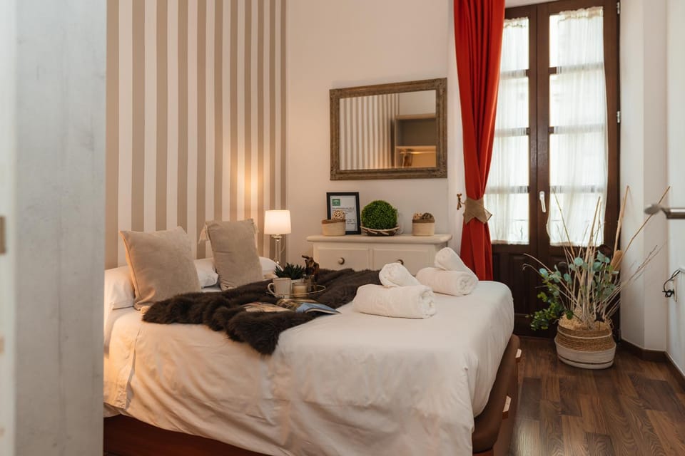Bed, Bedroom, towels