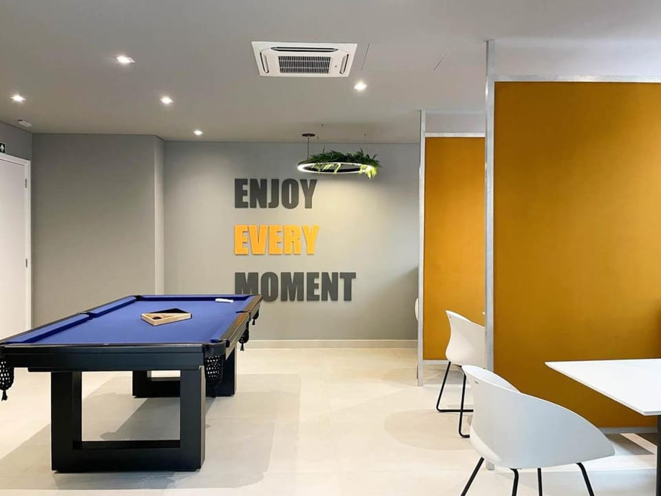 Billiard, Game Room