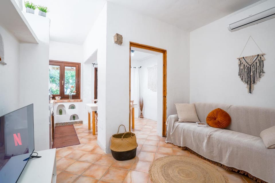 TV and multimedia, Living room, Seating area, Evening entertainment, air conditioner