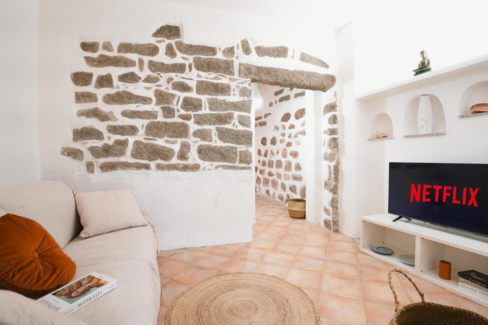 Communal lounge/ TV room, TV and multimedia, Living room, Seating area, Evening entertainment