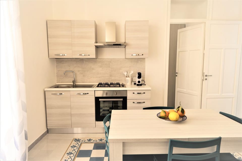 Kitchen or kitchenette, Dining area, pet friendly, stove