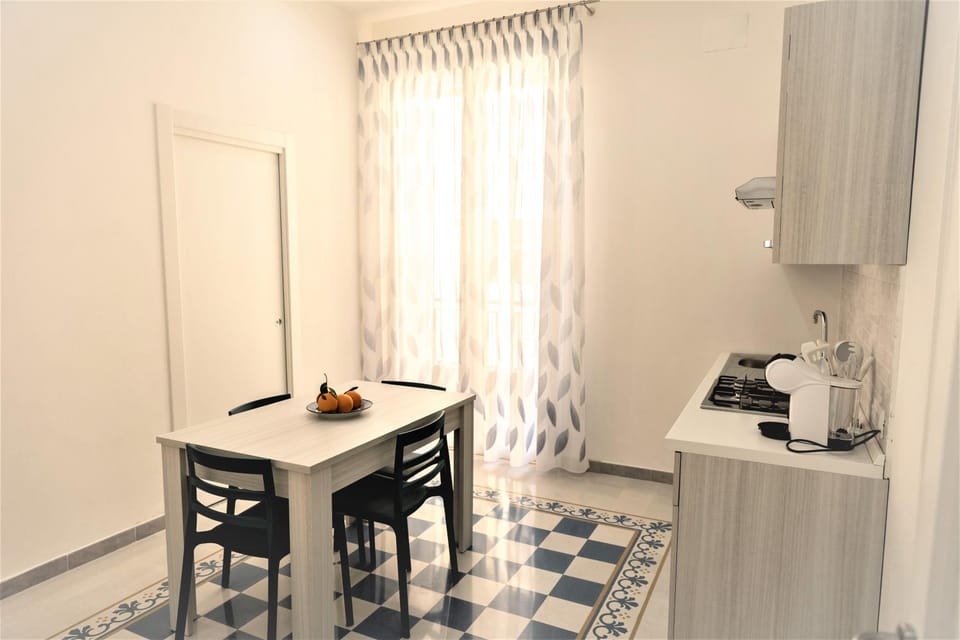 Kitchen or kitchenette, Dining area, stove