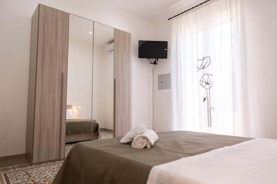 Bed, TV and multimedia, Photo of the whole room, Bedroom, towels