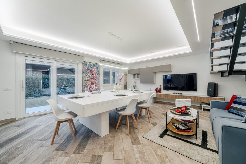 Communal lounge/ TV room, TV and multimedia, Living room, Seating area, Dining area