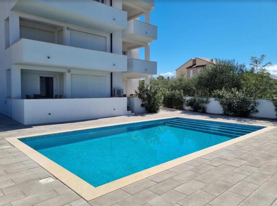 Property building, Patio, Day, Pool view, Swimming pool, sunbed