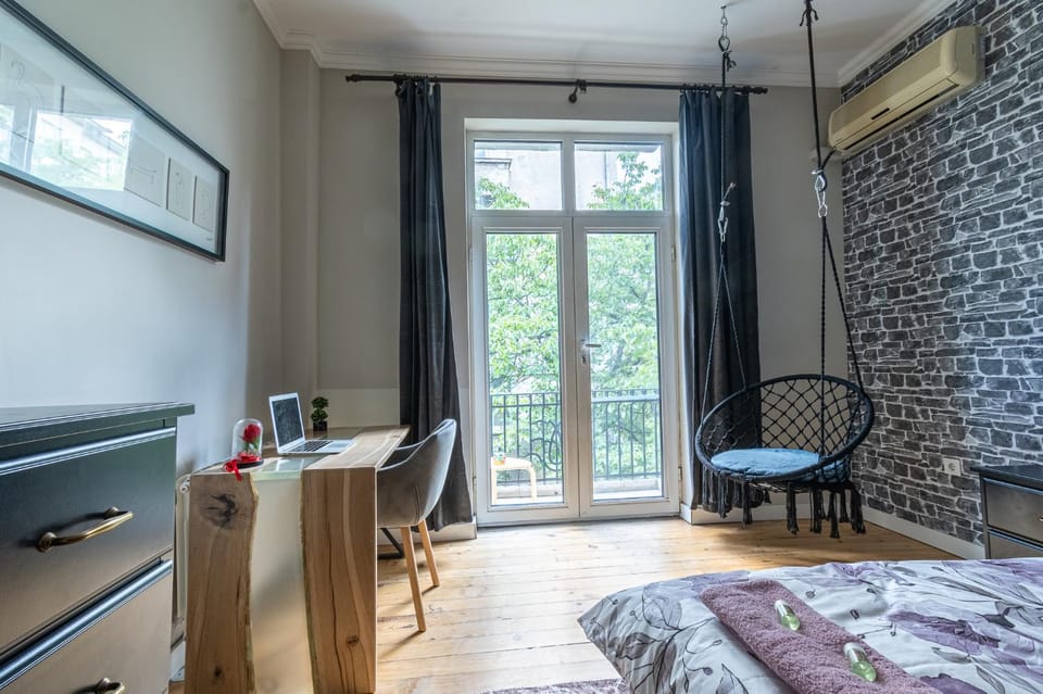 Bed, TV and multimedia, View (from property/room), Balcony/Terrace, Living room, Seating area, Bedroom, hair dresser