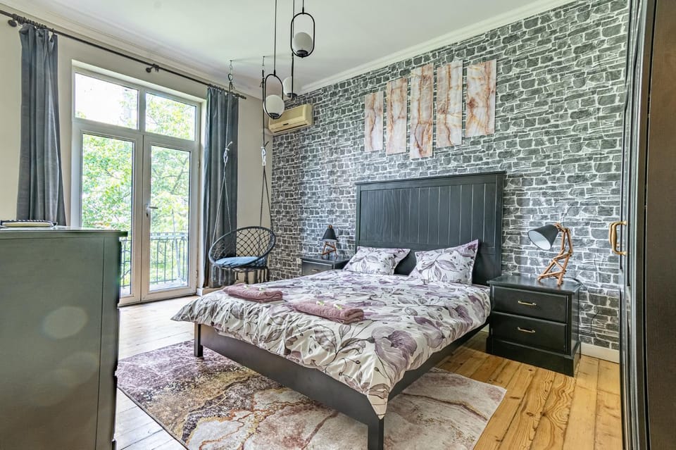 Bed, Living room, Photo of the whole room, Seating area, Bedroom