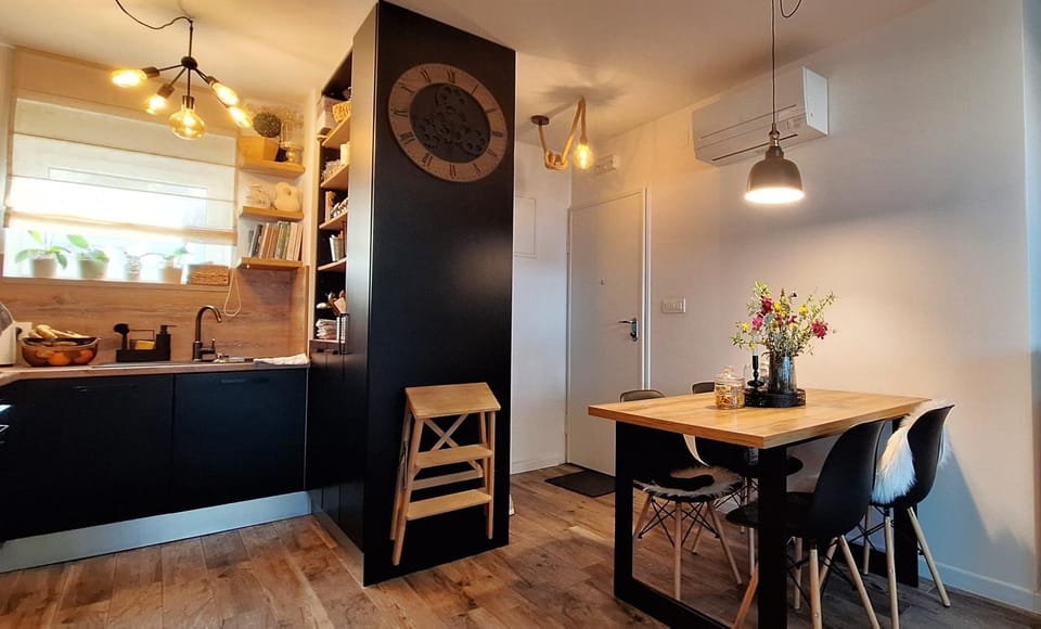 Kitchen or kitchenette, Dining area, minibar, stove