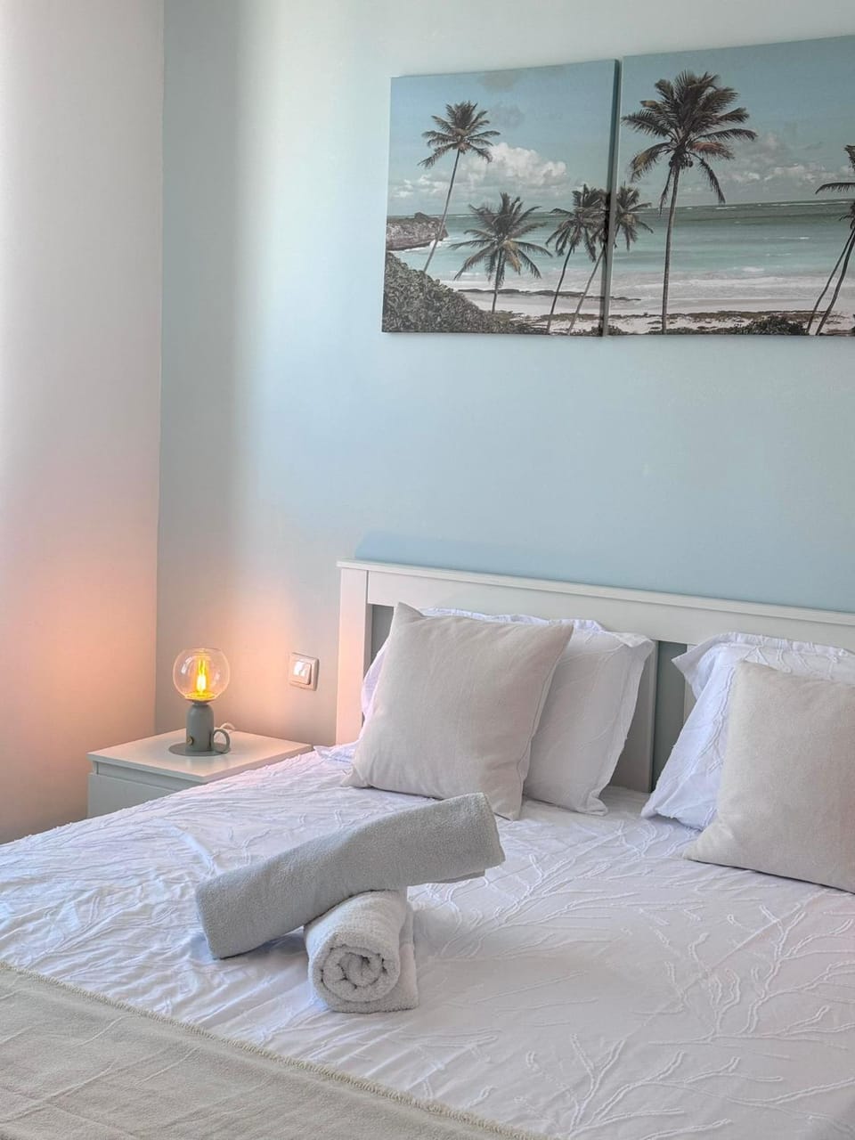 Bed, Photo of the whole room, Bedroom, towels