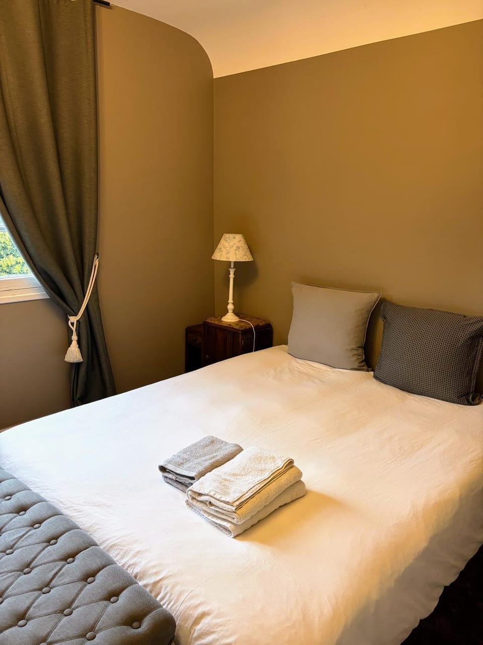 Bed, Photo of the whole room, Bedroom, towels