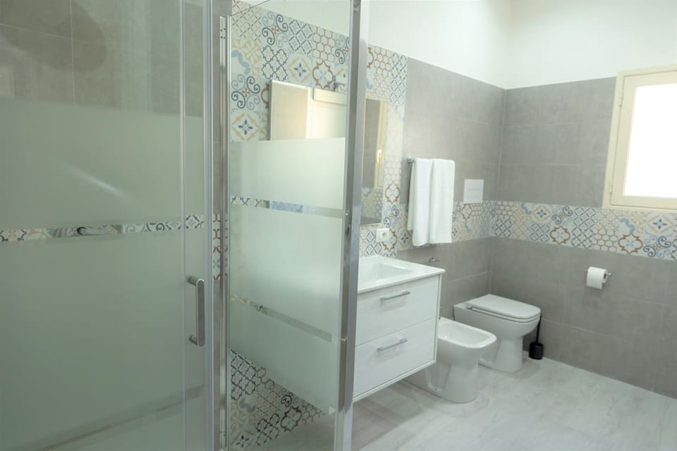 Shower, Bathroom, bidet, towels