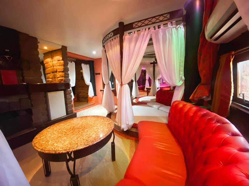 Bed, TV and multimedia, Living room, Photo of the whole room
