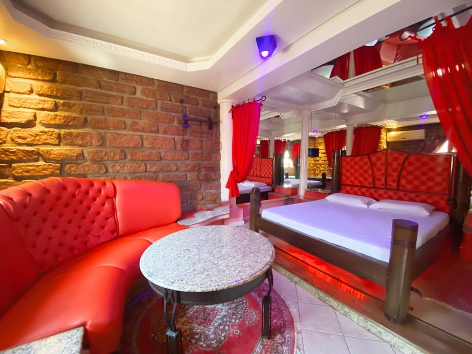Bed, Photo of the whole room, Seating area, air conditioner
