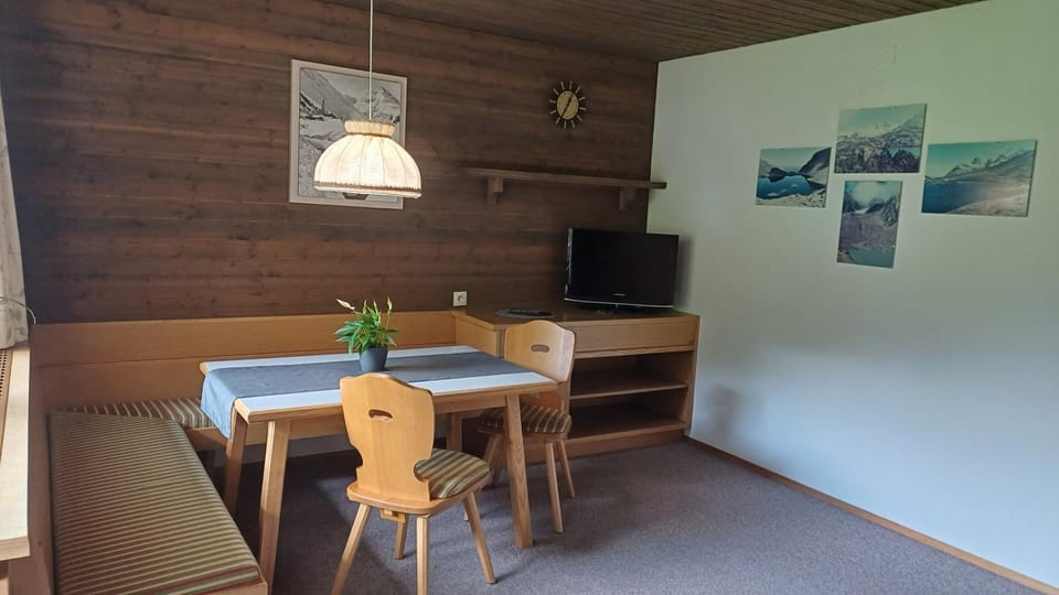 TV and multimedia, Living room, Dining area