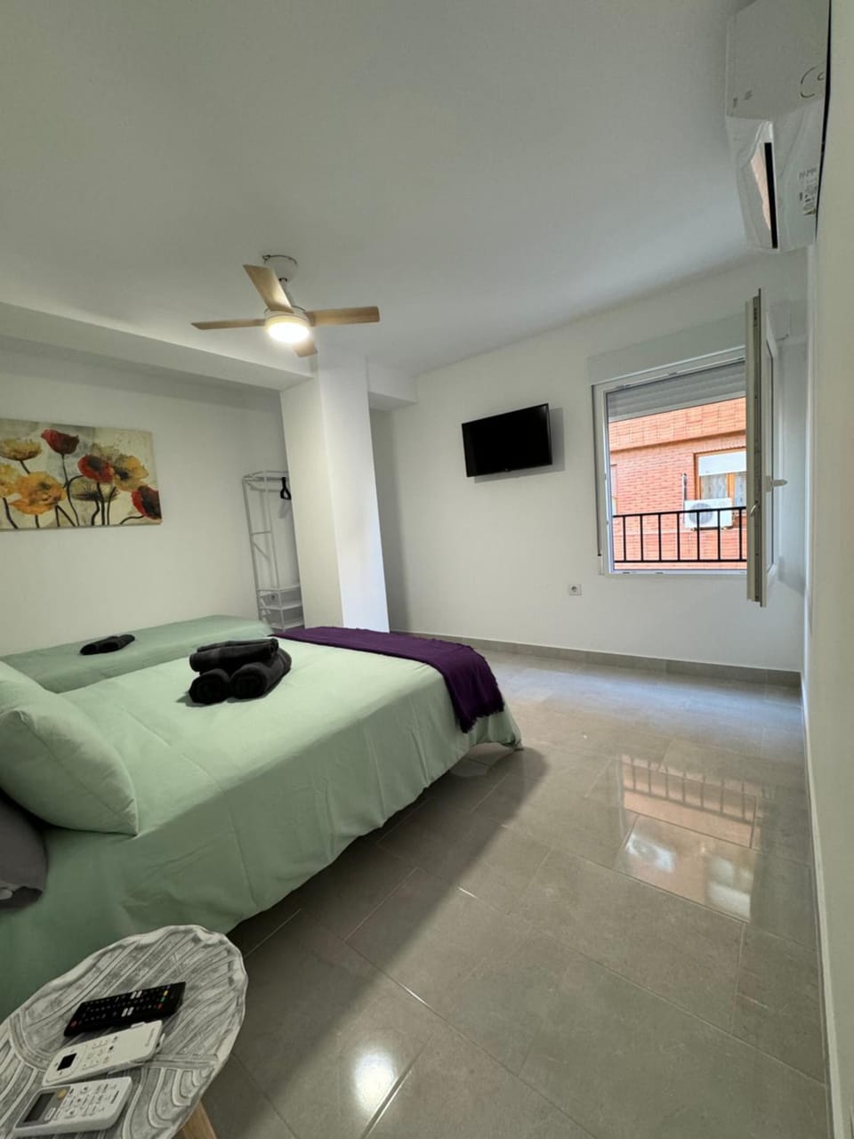 Bed, TV and multimedia, Photo of the whole room, Bedroom, fireplace