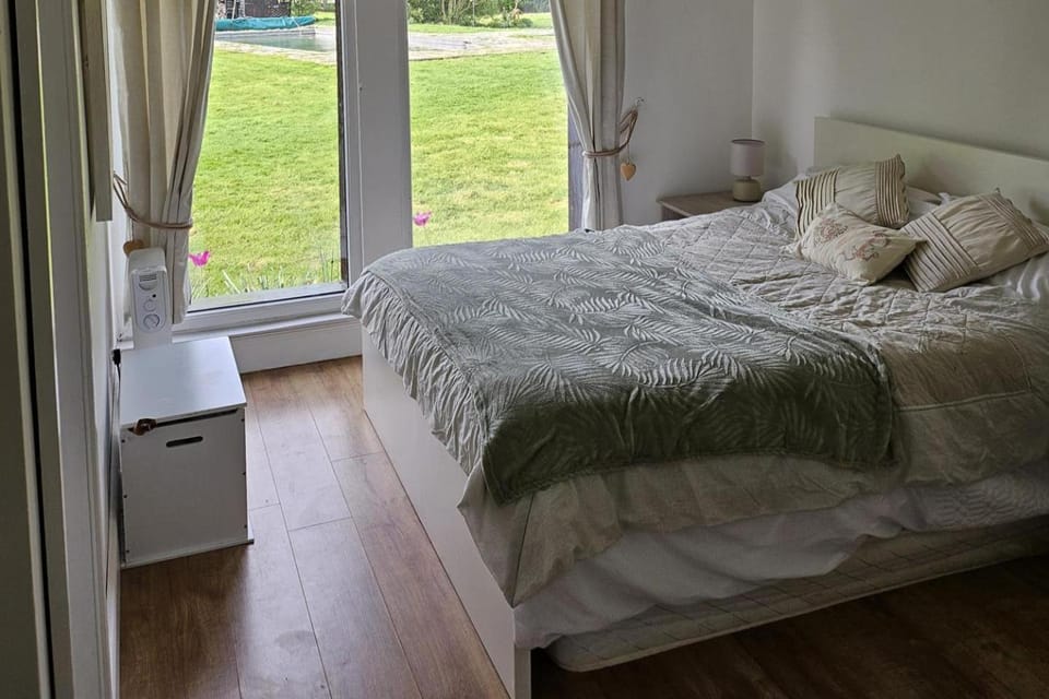 Dunmow 1-Bed Cabin Sleeps 4 10 mins to Stansted Cabin in Uttlesford