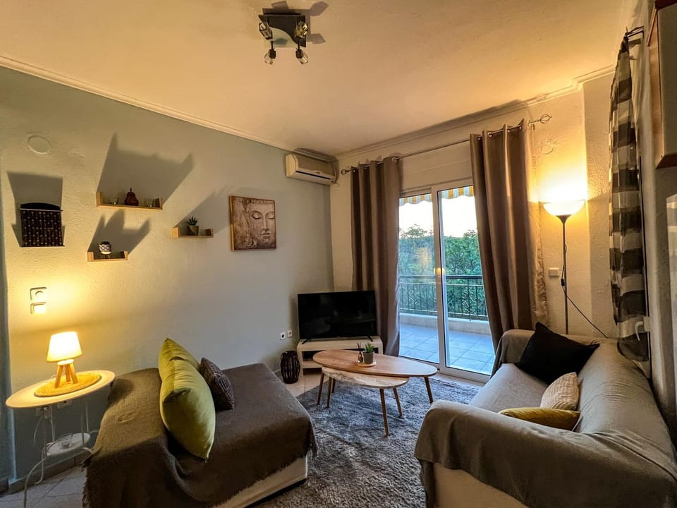 Communal lounge/ TV room, TV and multimedia, Living room, Seating area, Evening entertainment