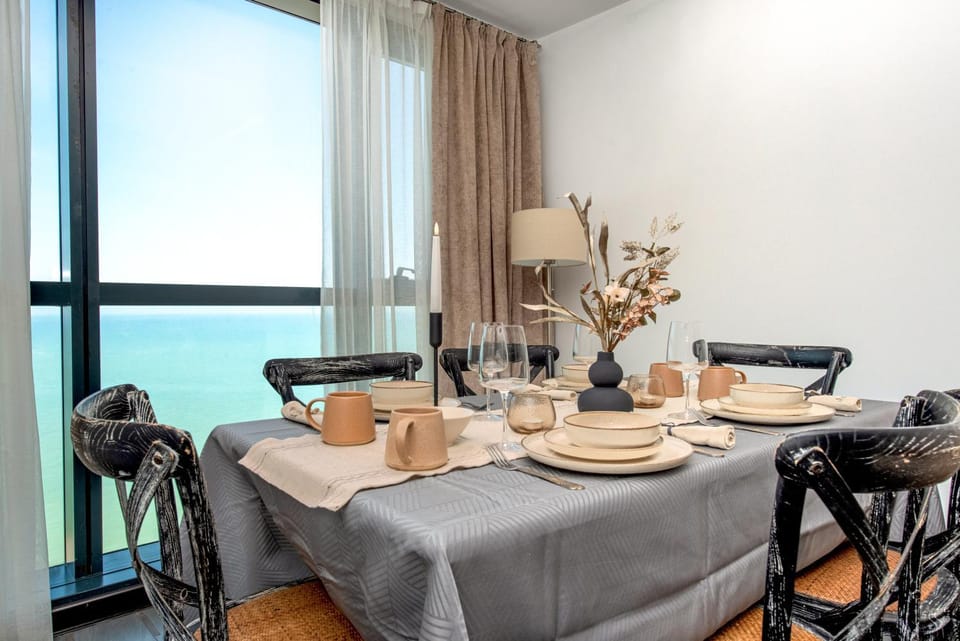Living room, Food and drinks, Dining area