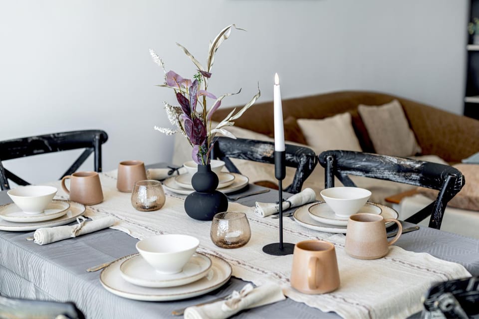 Living room, Food and drinks, Dining area, Food
