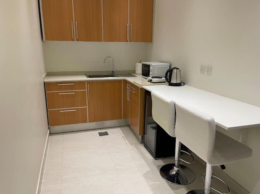 Kitchen or kitchenette, minibar, stove