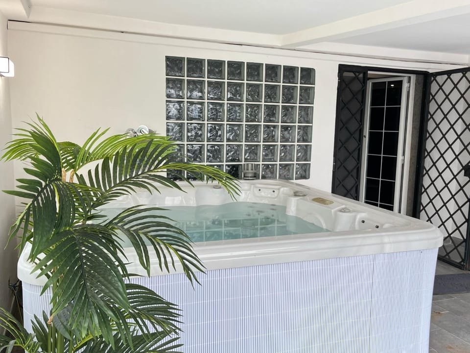 Hot Tub, Hot Tub