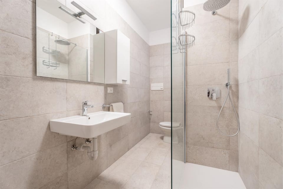 Shower, Toilet, Bathroom, towels