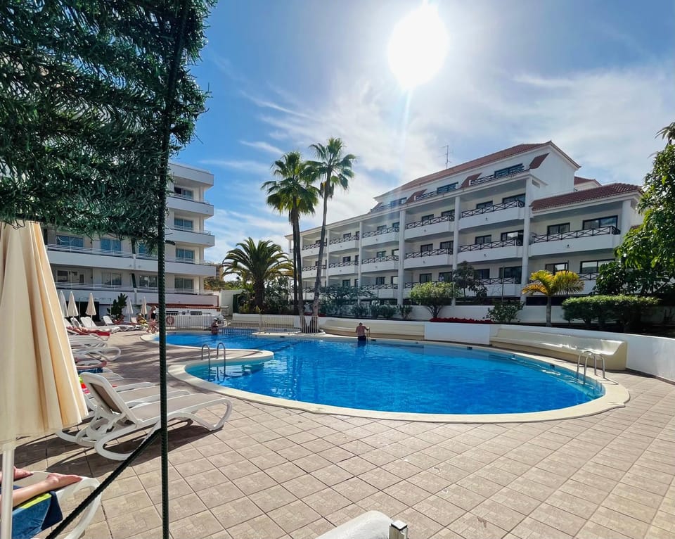 Property building, Swimming pool, sunbed