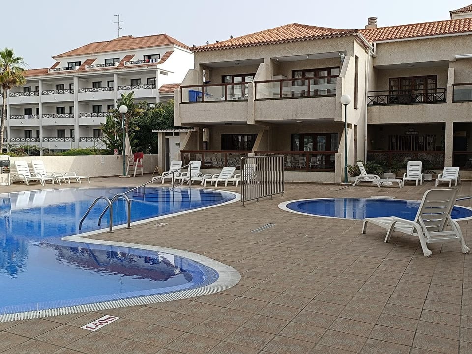 Property building, Swimming pool, sunbed