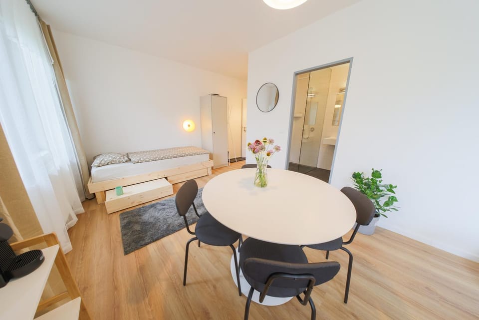 Bed, Photo of the whole room, Seating area