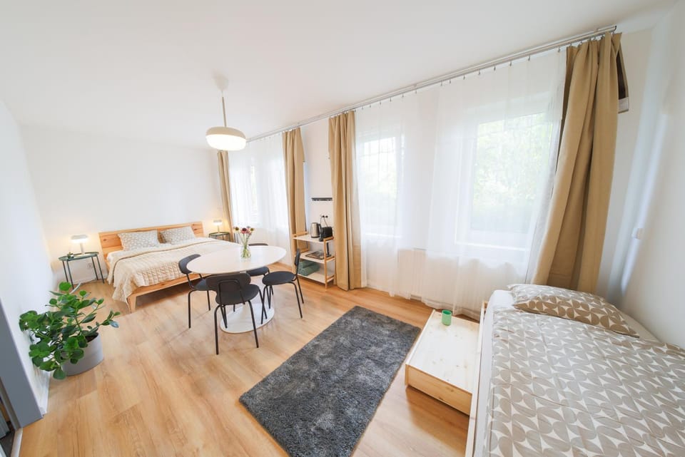 Bed, Photo of the whole room, Seating area