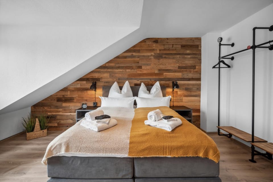 Bed, Photo of the whole room, Bedroom, towels