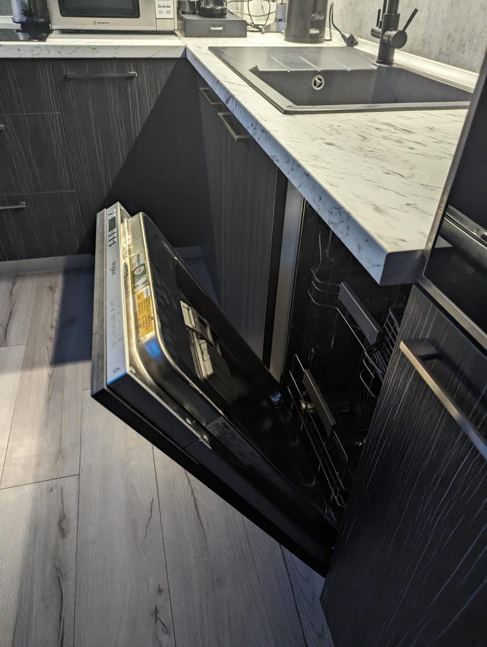 Kitchen or kitchenette, dishwasher