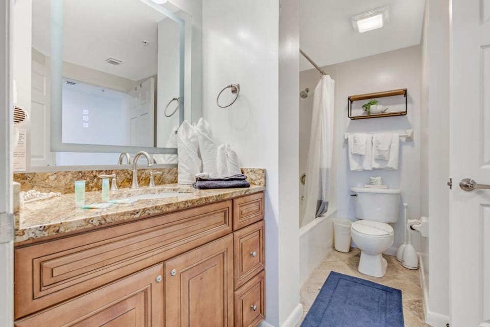 Luxurious Oceanfront Haven, Newly Remodeled 1BR with All-New Furnishings at the Wyndham Ocean Walk House in Florida
