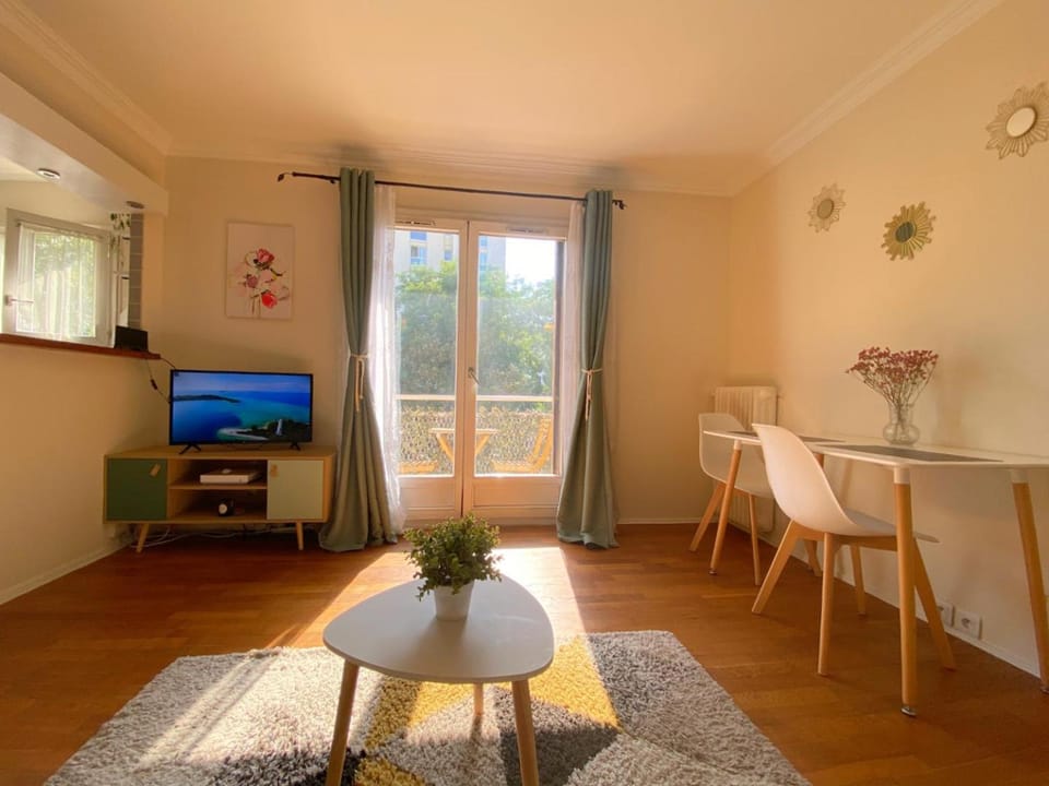 TV and multimedia, Living room, Dining area