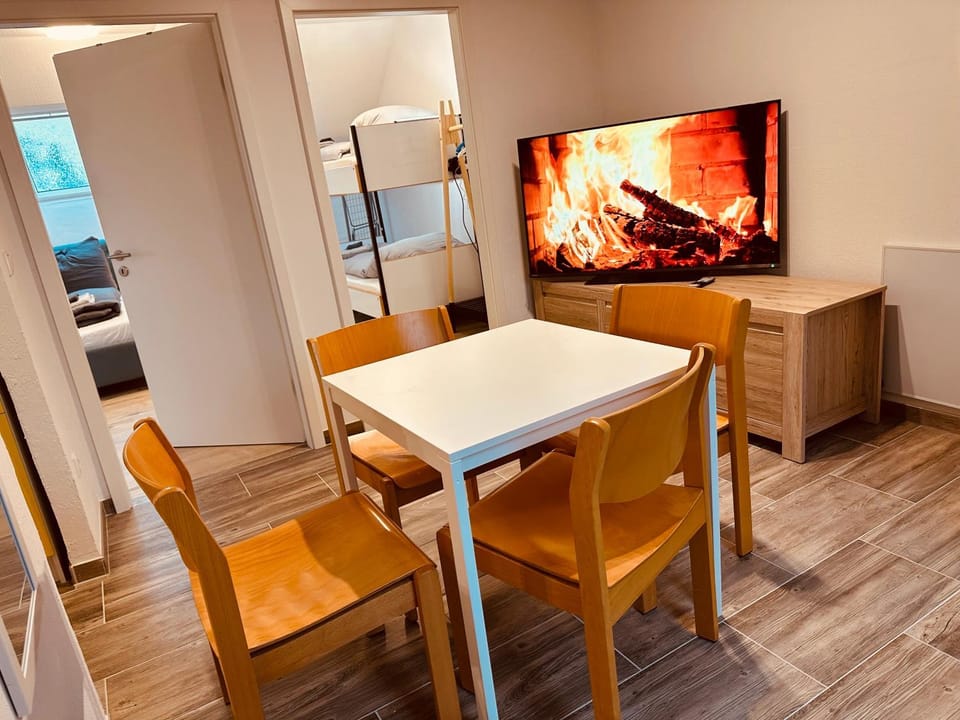 TV and multimedia, Living room, Seating area, Dining area