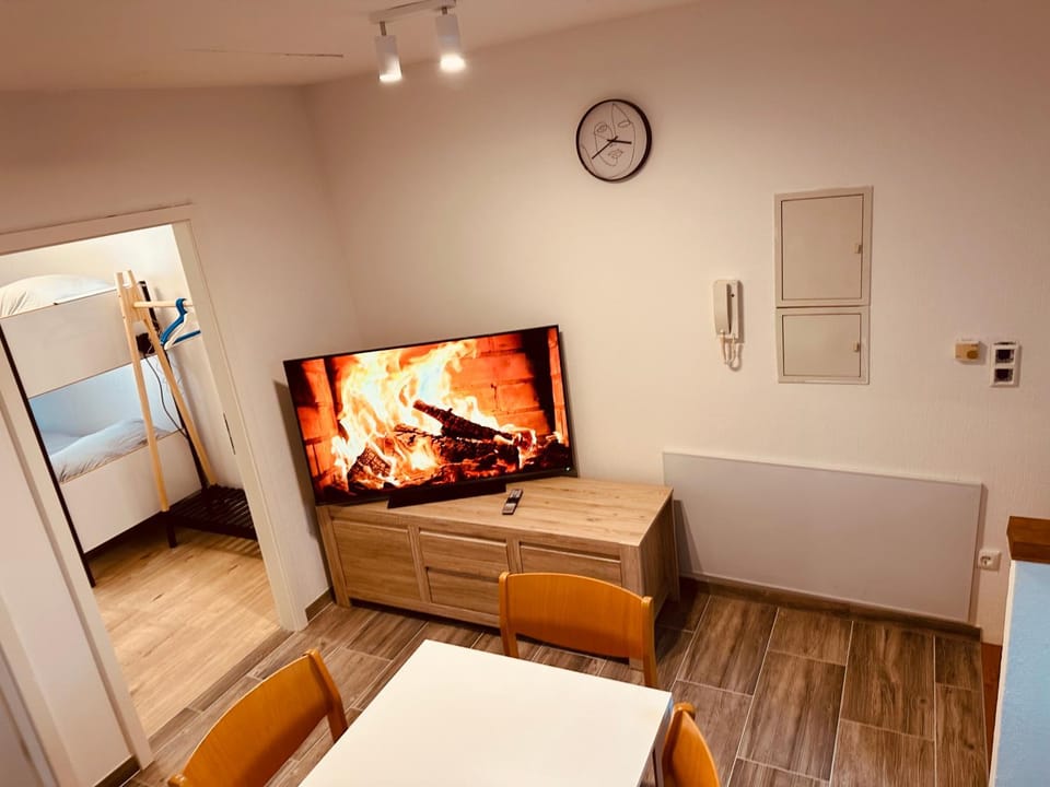 TV and multimedia, Living room, Photo of the whole room, Seating area