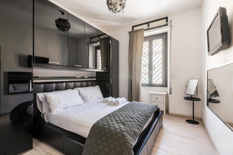 Bed, TV and multimedia, Bedroom