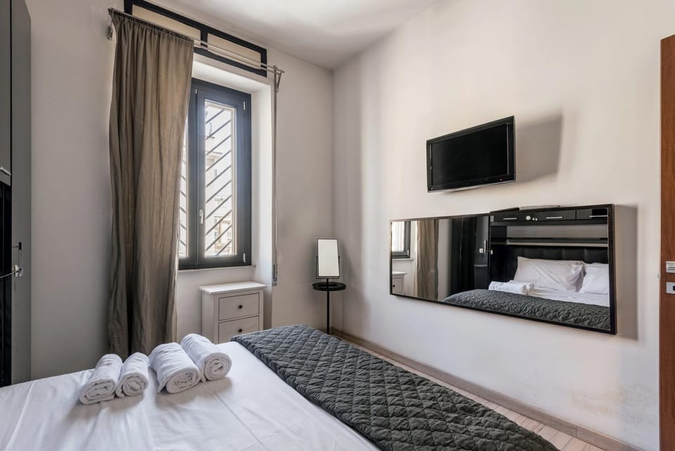 Bed, TV and multimedia, Bedroom