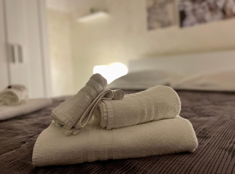 Bed, towels
