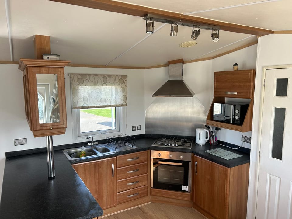 Coffee/tea facilities, Kitchen or kitchenette, oven, stove