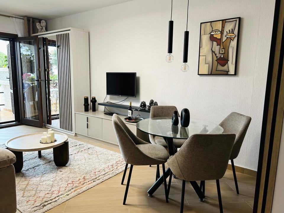 TV and multimedia, Living room, Dining area
