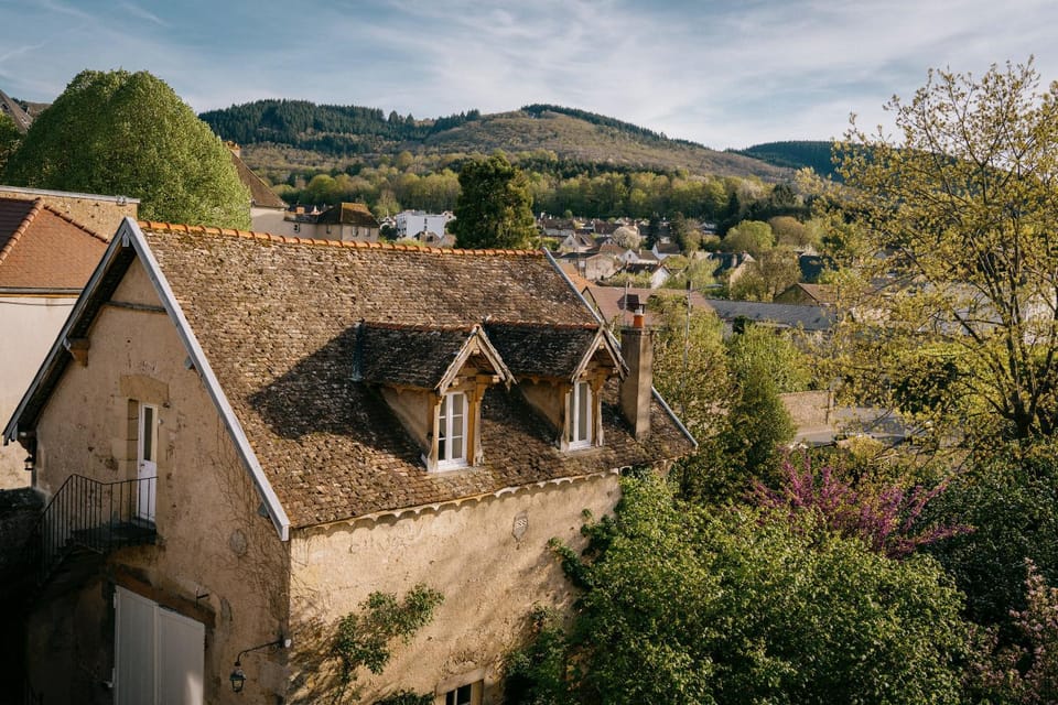 Property building, Nearby landmark, Natural landscape, Mountain view