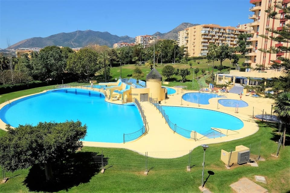 Swimming pool, sunbed