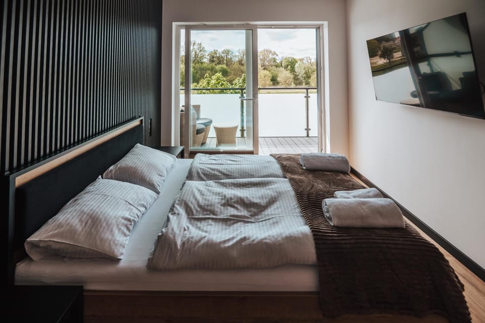 Bed, TV and multimedia, View (from property/room), View (from property/room), Balcony/Terrace, Balcony/Terrace, Other, Other, Other, Photo of the whole room, Bedroom, towels