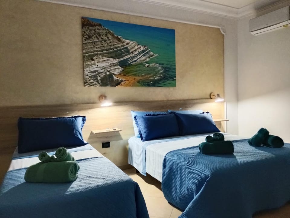 Bed, Photo of the whole room, Bedroom, air conditioner