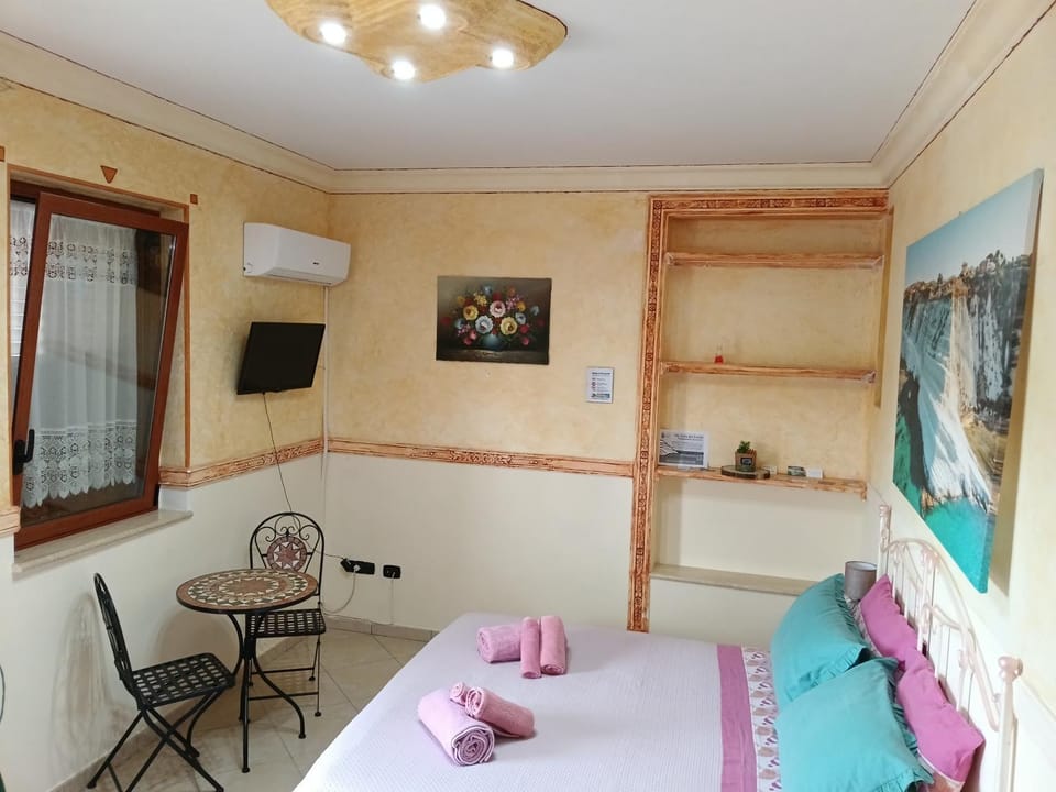 Bed, TV and multimedia, Photo of the whole room, Bedroom, towels, air conditioner