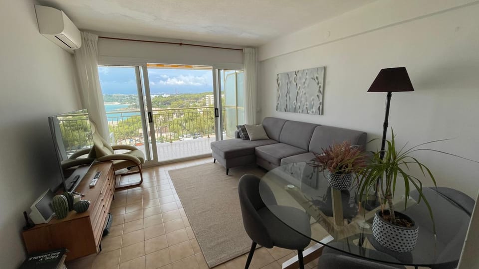 Communal lounge/ TV room, Natural landscape, TV and multimedia, View (from property/room), Balcony/Terrace, Living room, Seating area, air conditioner
